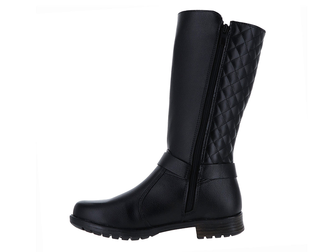 Bota negra de caña alta con detalle acolchado en rombos y correa con hebilla plateada.