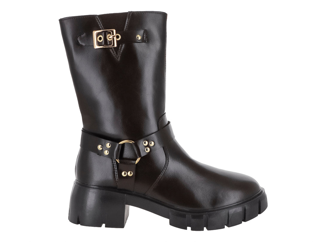 Bota de color café oscuro con suela track y detalles metálicos dorados.