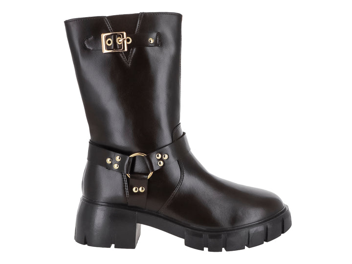 Bota de color café oscuro con suela track y detalles metálicos dorados.