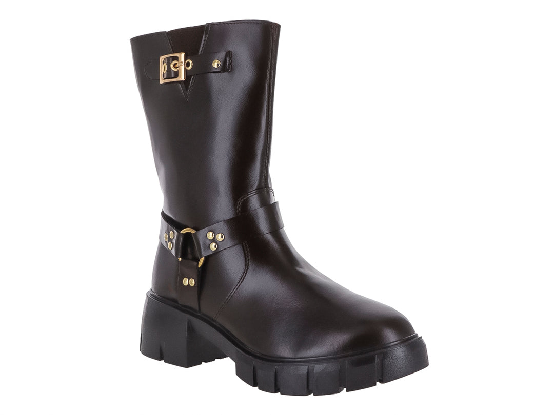 Bota de color café oscuro con suela track y detalles metálicos dorados.