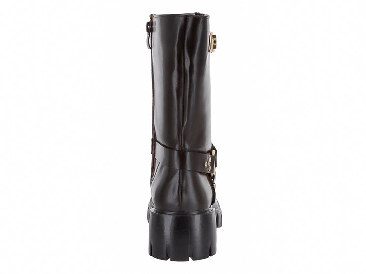 Bota de color café oscuro con suela track y detalles metálicos dorados.