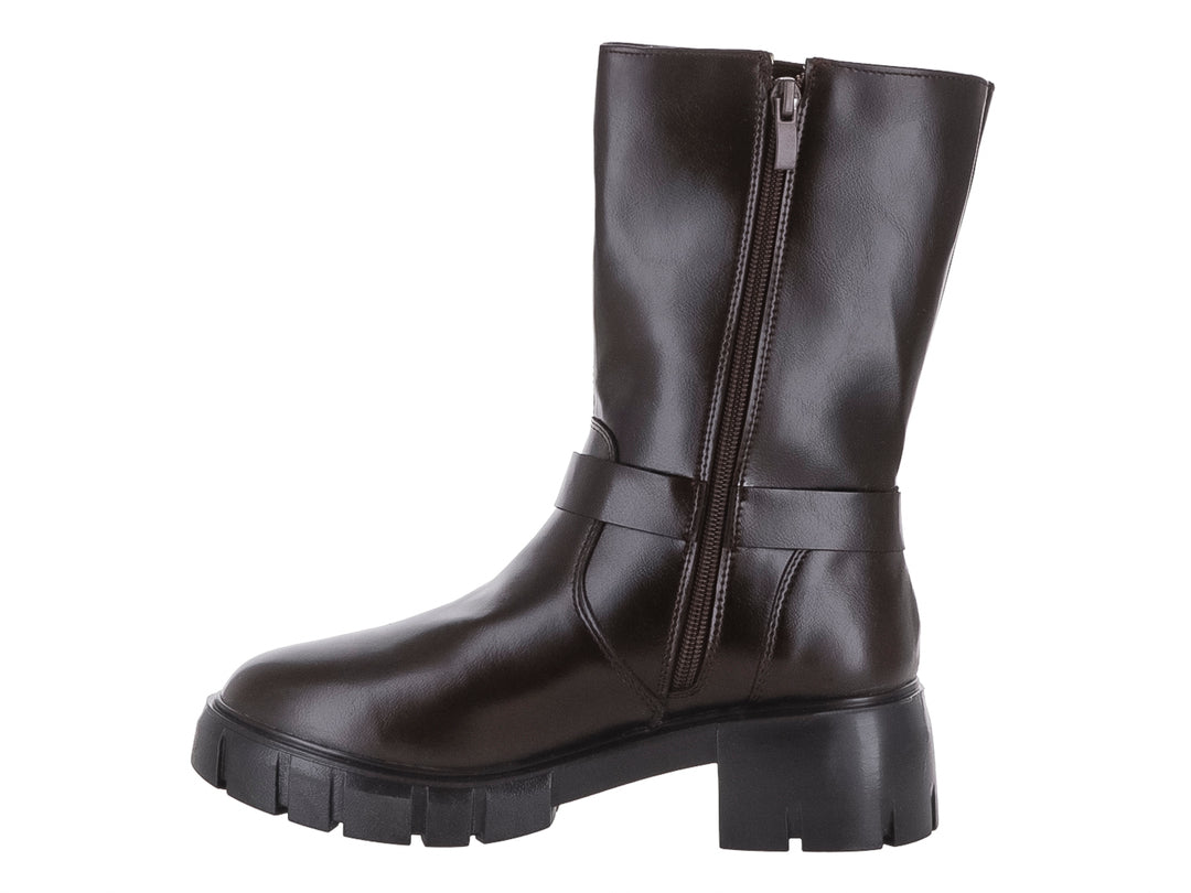 Bota de color café oscuro con suela track y detalles metálicos dorados.