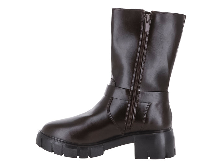 Bota café de caña media con suela track gruesa y detalles metálicos dorados.