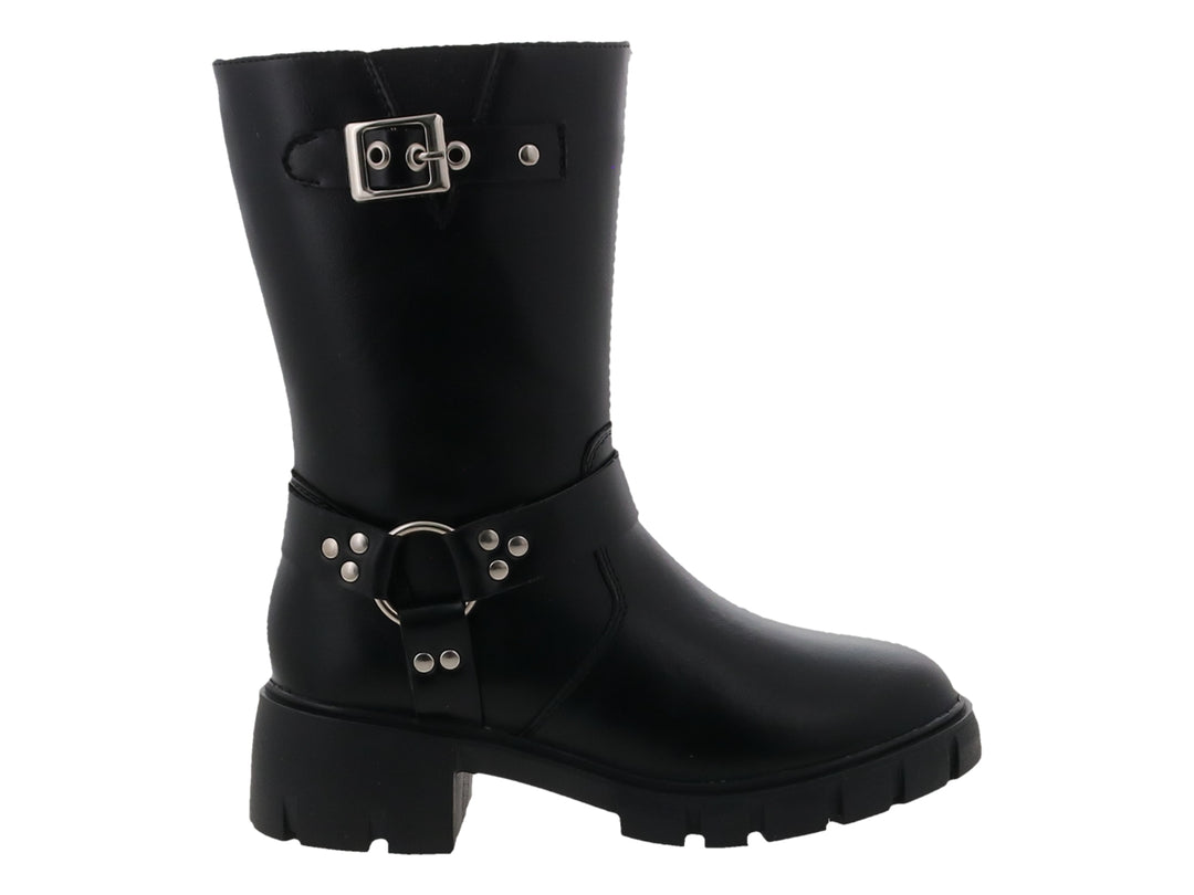 Bota negra de caña media con suela track, hebillas y remaches plateados.