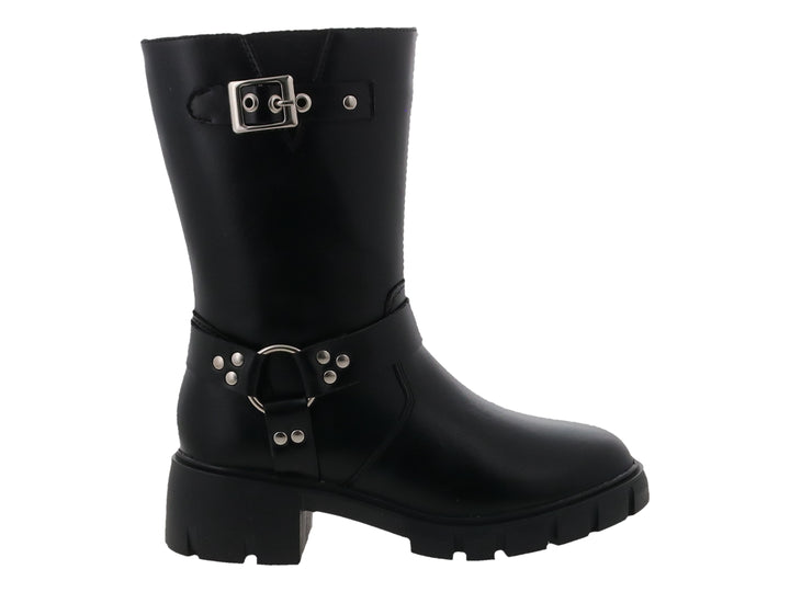 Bota negra de caña media con suela track, hebillas y remaches plateados.