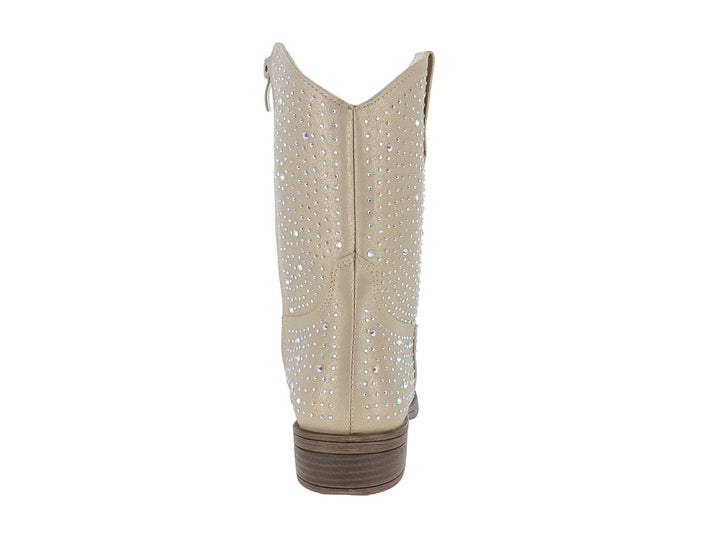 Bota vaquera color oro con detalles de pedrería brillante en toda la superficie.