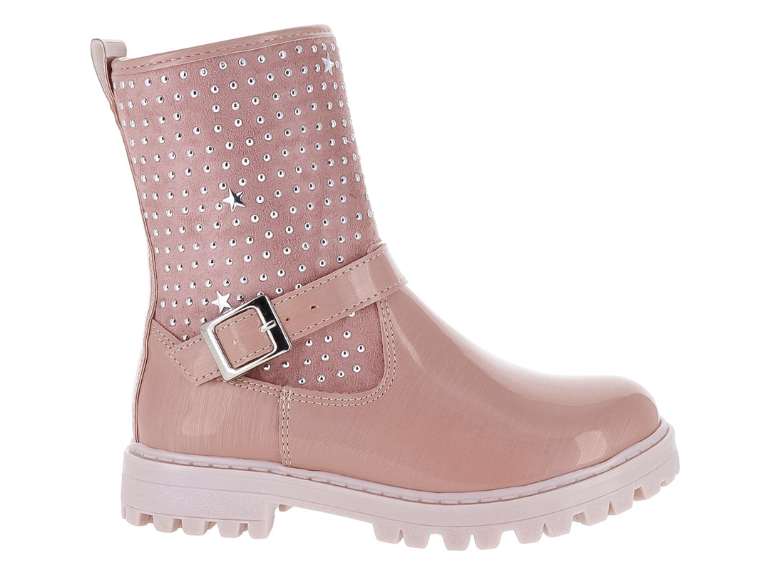 Bota rosa brillante para niña con detalles de estoperoles plateados, hebilla y suela gruesa.