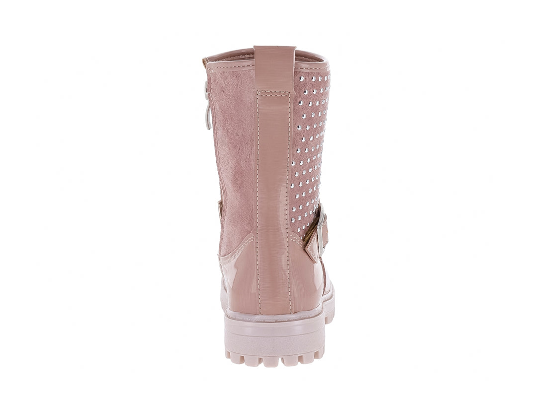 Bota rosa brillante para niña con detalles de estoperoles plateados, hebilla y suela gruesa.