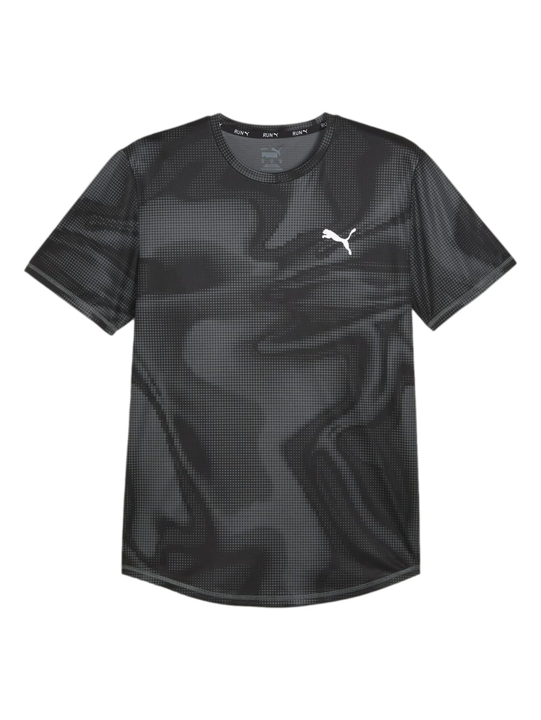 Hombre vistiendo camiseta deportiva Puma negra con estampado de puntos y shorts verdes.