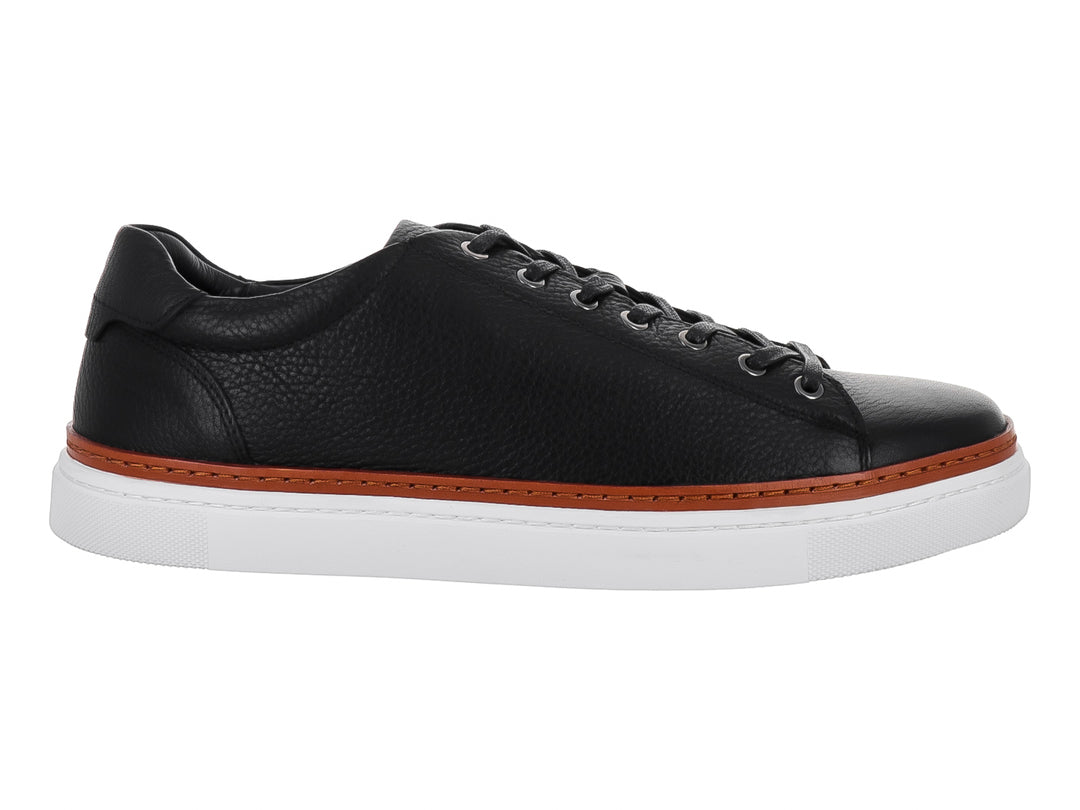 Tenis casuales de cuero negro con suela blanca y una línea decorativa marrón en la base.