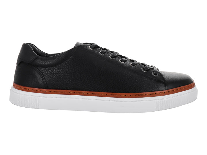 Tenis casuales de cuero negro con suela blanca y una línea decorativa marrón en la base.