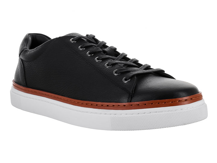 Tenis casuales de cuero negro con suela blanca y una línea decorativa marrón en la base.