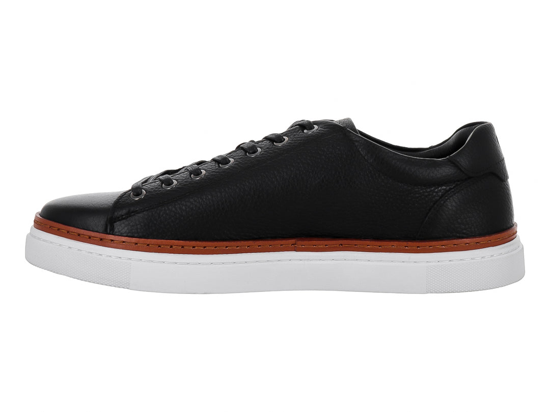 Tenis casuales de cuero negro con suela blanca y una línea decorativa marrón en la base.