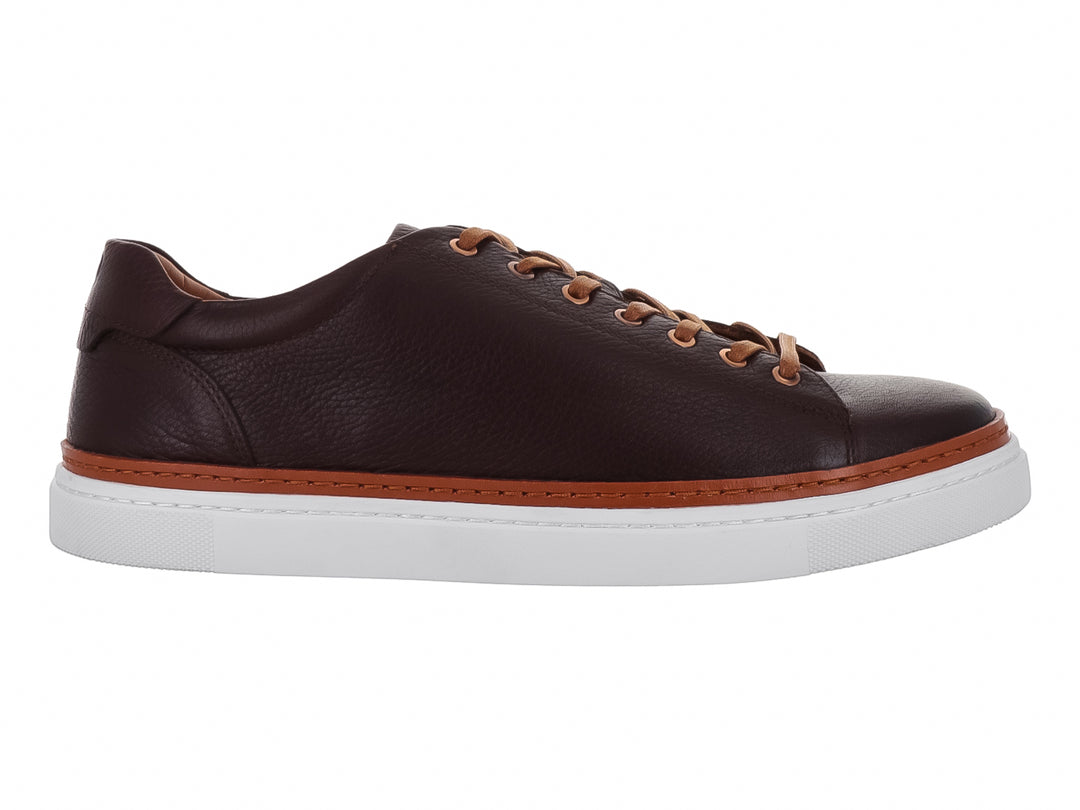 Tenis casuales de cuero color moka con suela blanca y detalles en color canela.