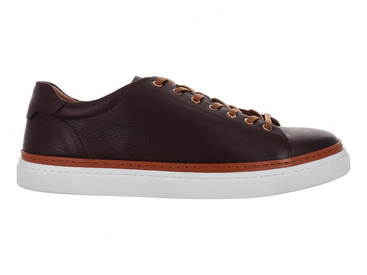 Tenis casuales de cuero color moka con suela blanca y detalles en color canela.