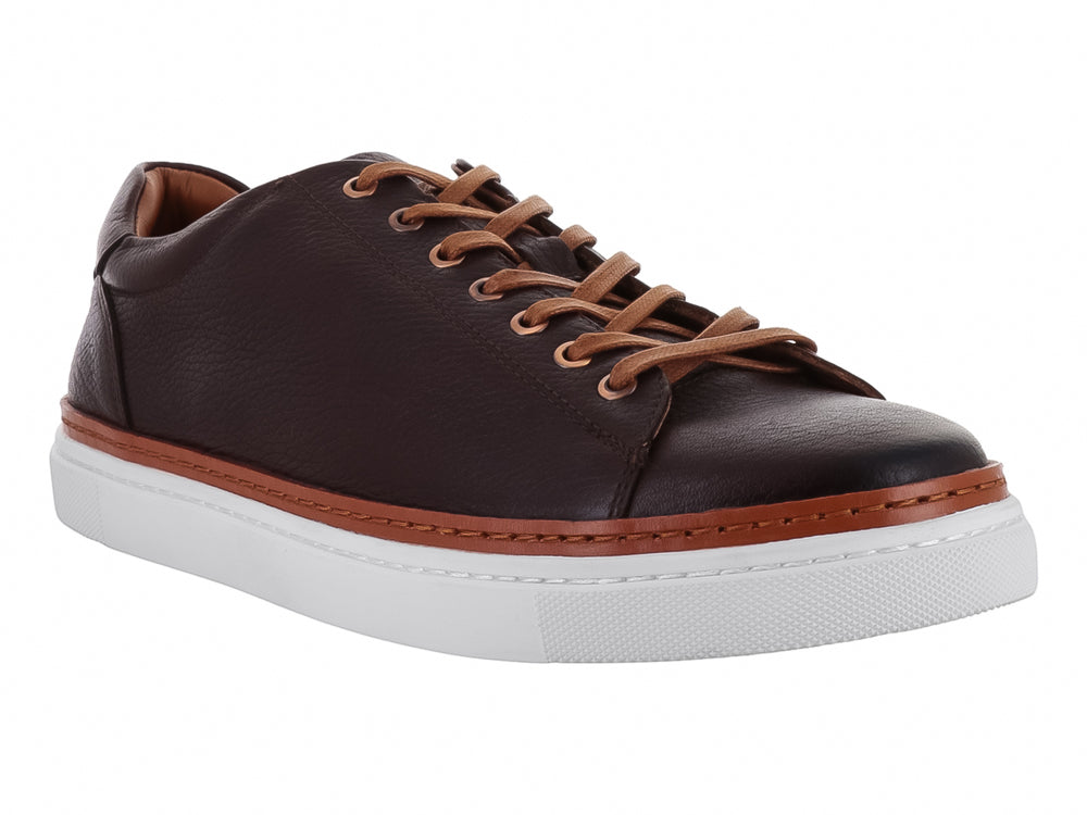 Tenis casuales de cuero color moka con suela blanca y detalles en color canela.