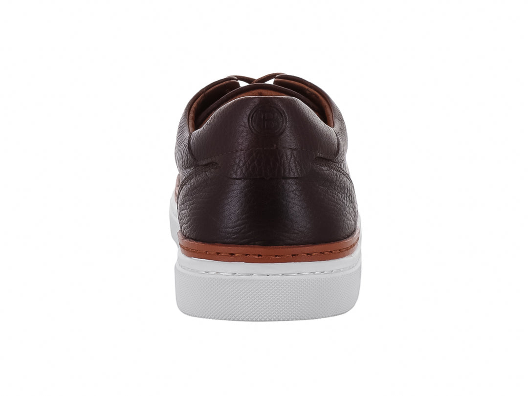 Tenis casuales de cuero color moka con suela blanca y detalles en color canela.