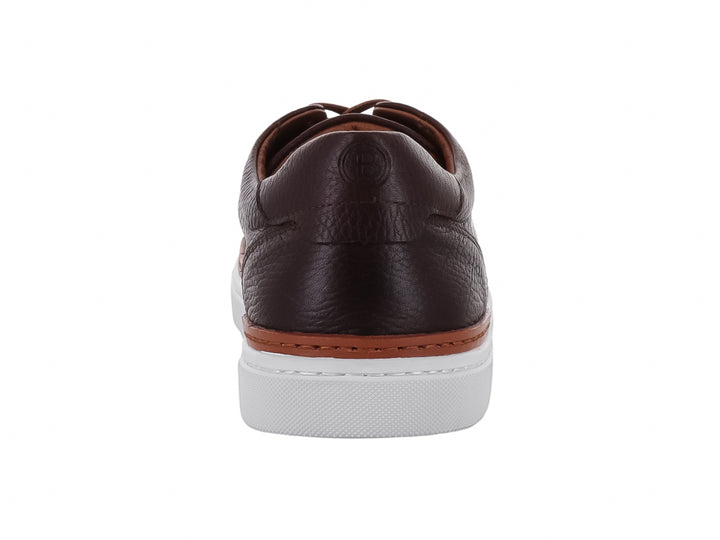 Tenis casuales de cuero color moka con suela blanca y detalles en color canela.