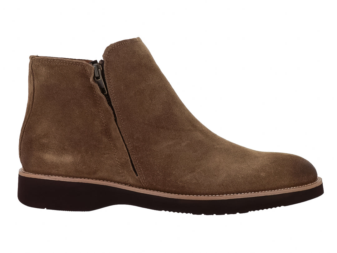 Bota de gamuza color taupe para hombre con cierre lateral y suela marrón oscuro.