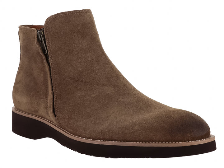 Bota de gamuza color taupe para hombre con cierre lateral y suela marrón oscuro.
