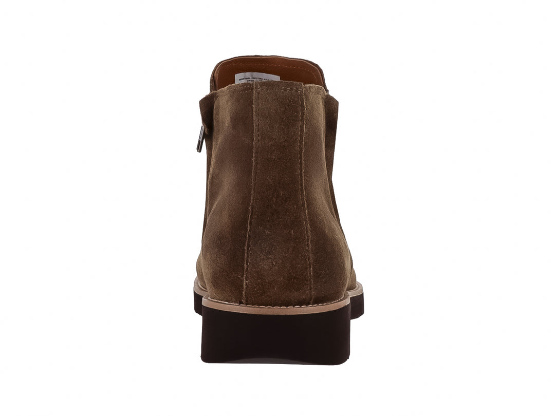 Bota de gamuza color taupe para hombre con cierre lateral y suela marrón oscuro.