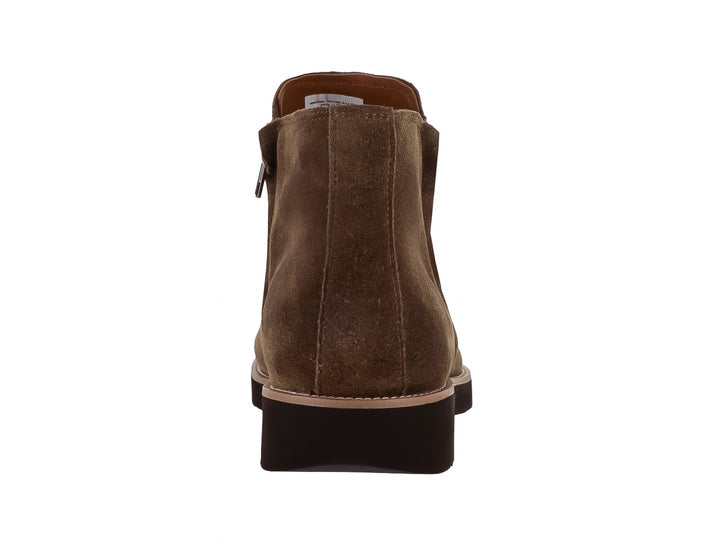 Bota de gamuza color taupe para hombre con cierre lateral y suela marrón oscuro.