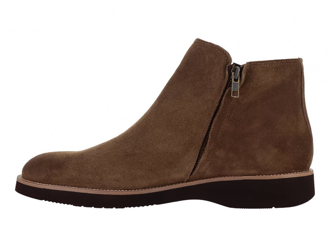Bota de gamuza color taupe para hombre con cierre lateral y suela marrón oscuro.