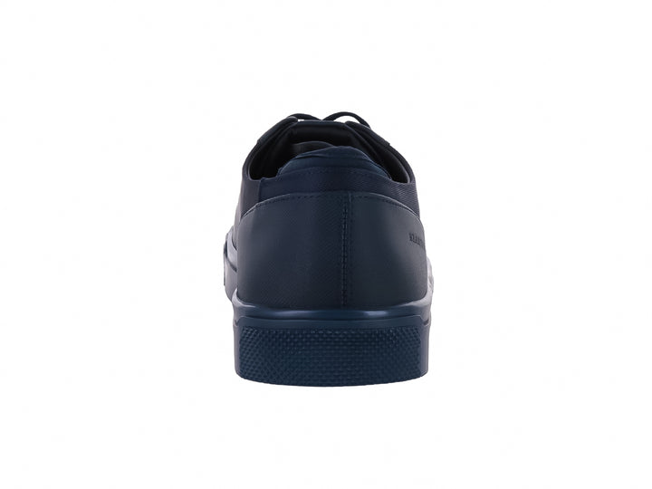 Zapato casual de lona color azul marino con agujetas y suela a juego.