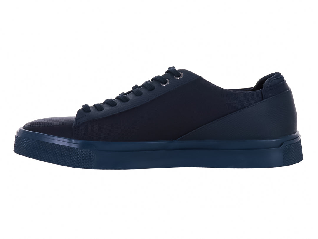 Zapato casual de lona color azul marino con agujetas y suela a juego.