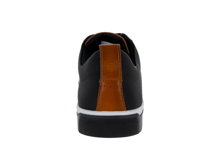 Zapato casual negro con suela blanca y detalles cafés en el talón y la lengüeta.
