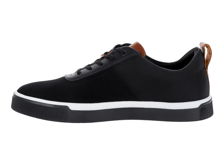 Zapato casual negro con suela blanca y detalles cafés en el talón y la lengüeta.