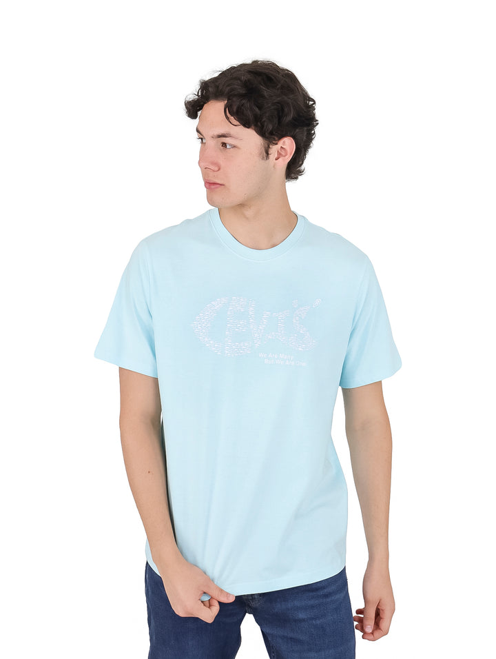 Hombre vistiendo una camiseta Levi&