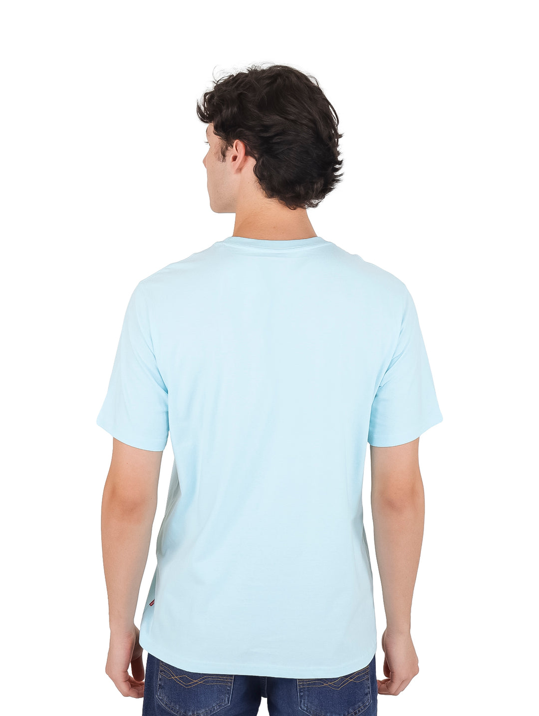 Hombre vistiendo una camiseta Levi&