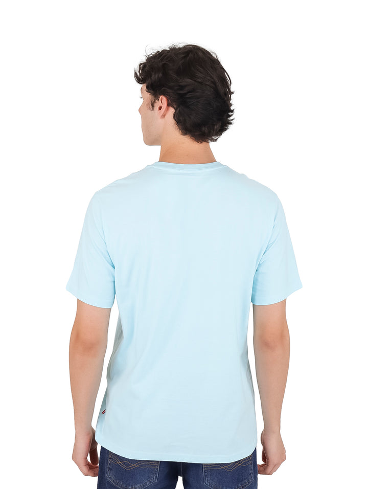 Hombre vistiendo una camiseta Levi&
