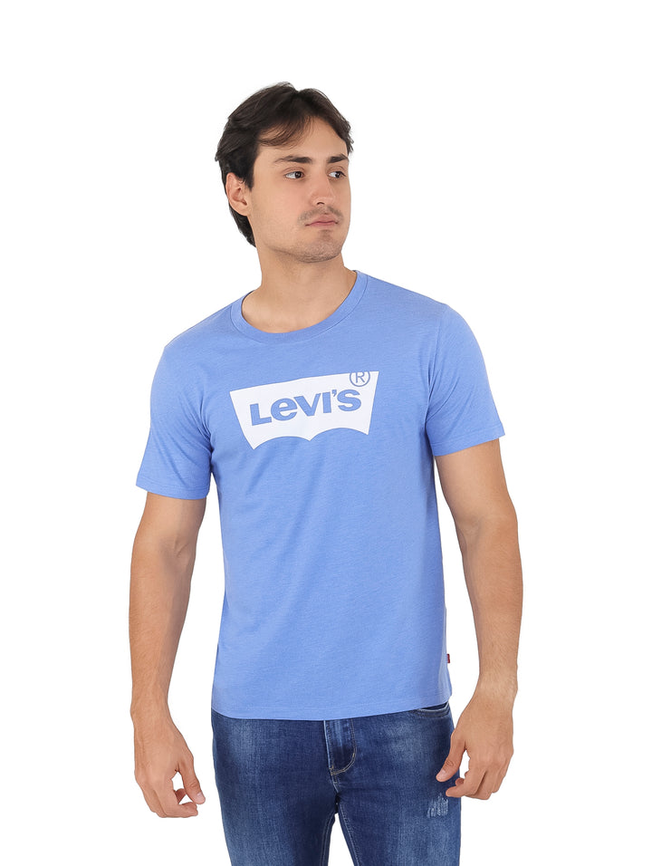 Hombre vistiendo una camiseta de manga corta color azul claro con el logo de Levi&