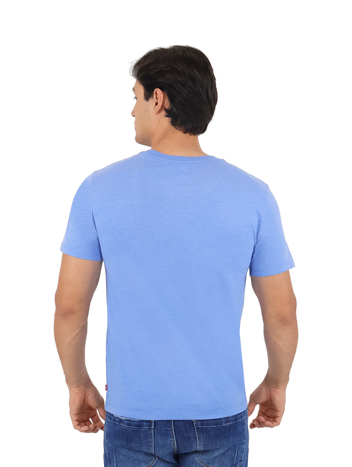 Hombre vistiendo una camiseta de manga corta color azul claro con el logo de Levi&
