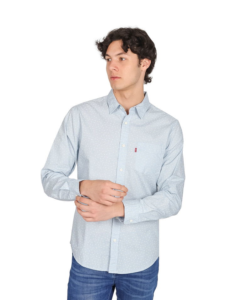 Hombre vistiendo camisa Levi&