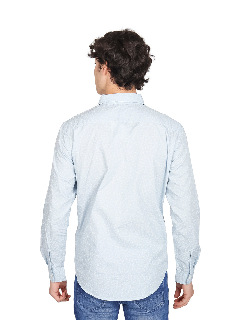 Hombre vistiendo camisa Levi's azul claro con estampado de puntos blancos y manga larga.