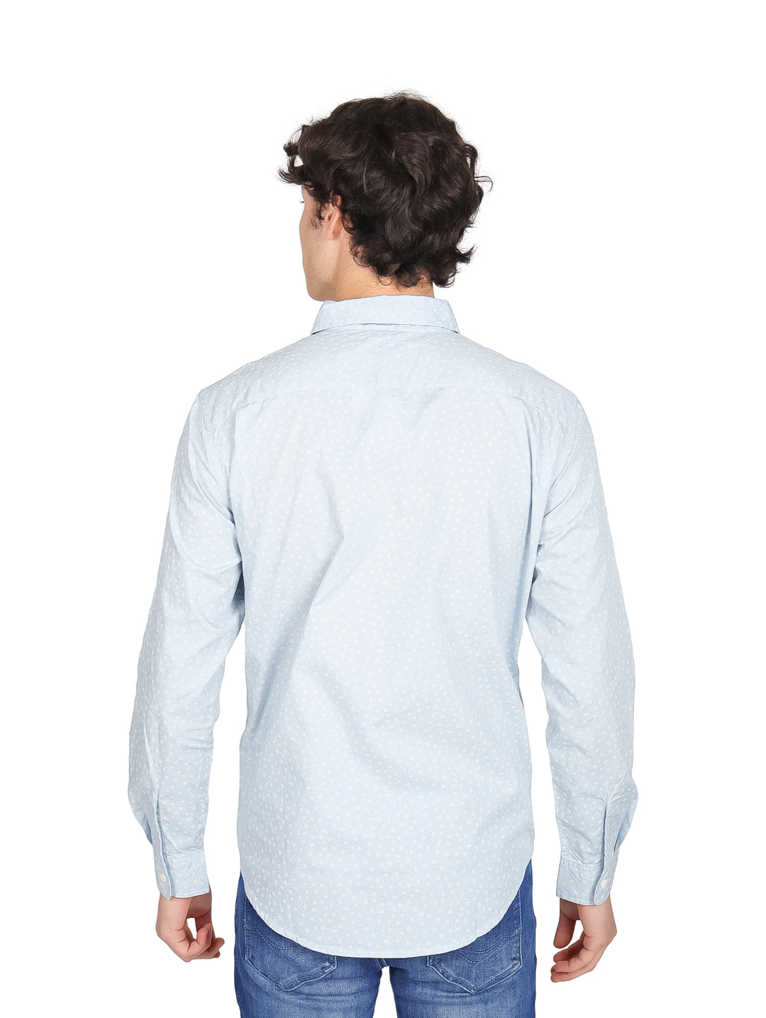 Hombre vistiendo camisa Levi&