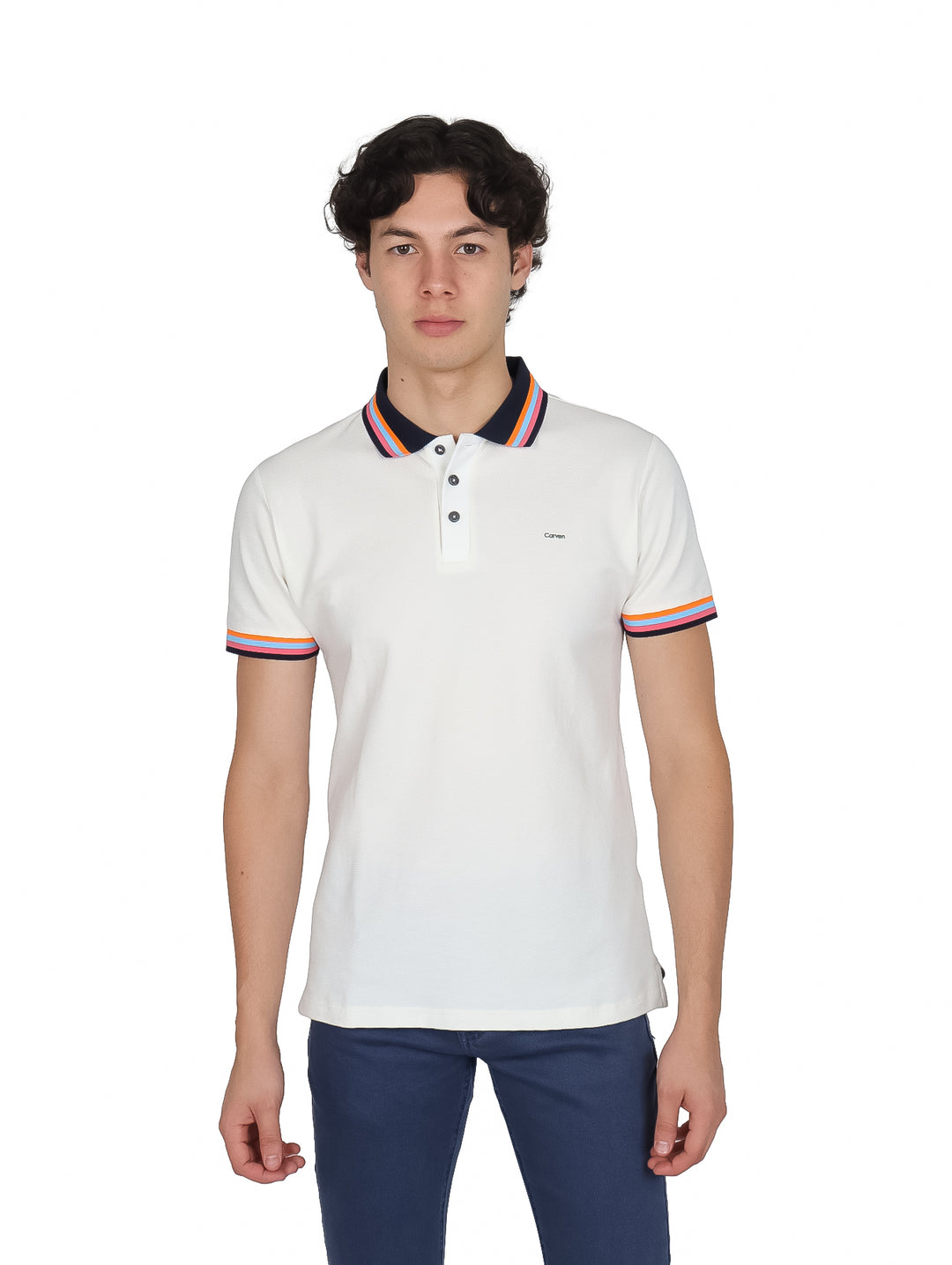 Hombre vistiendo playera polo blanca de manga corta con detalles de rayas coloridas en el cuello y mangas.