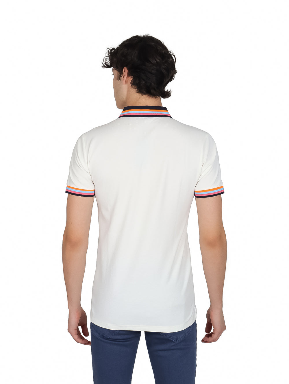 Hombre vistiendo playera polo blanca de manga corta con detalles de rayas coloridas en el cuello y mangas.