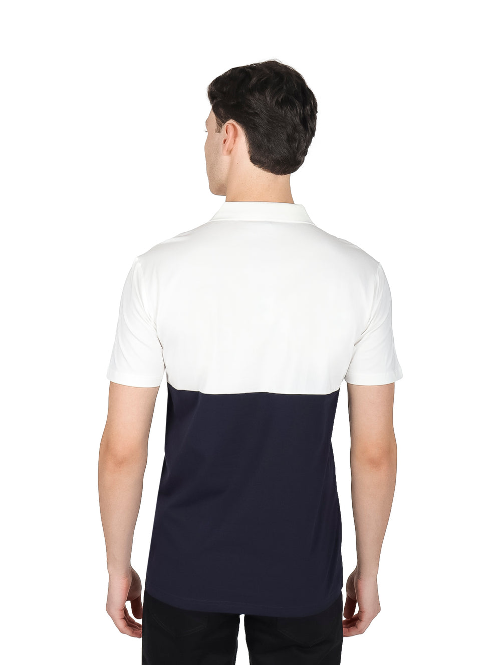 Playera polo para hombre bicolor en blanco y azul marino con detalle de rayas horizontales en el centro.