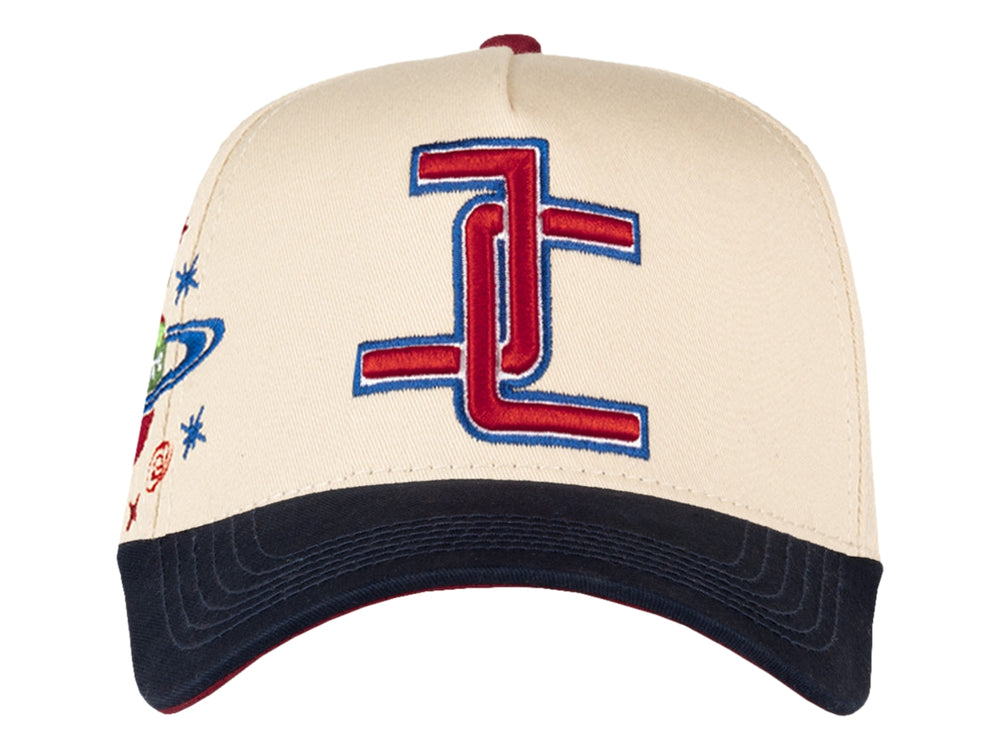 Gorra de béisbol JC HATS en color beige con visera azul marino y logotipo bordado en rojo y azul.