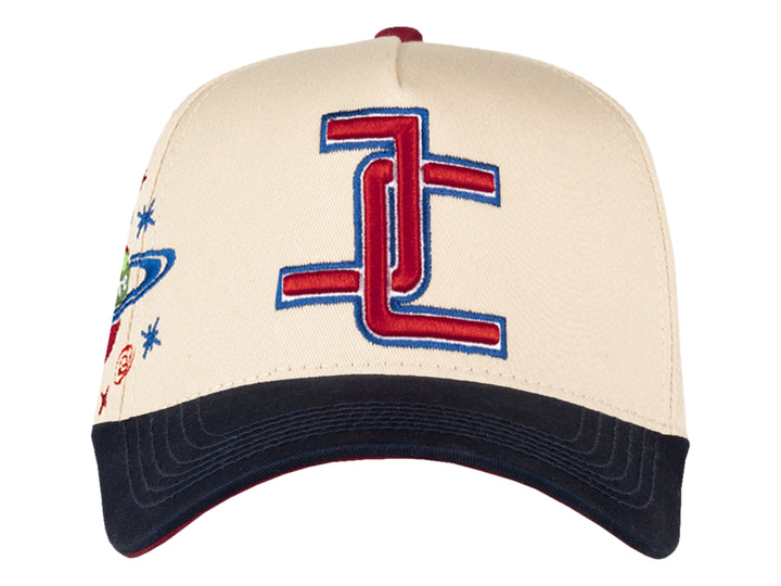 Gorra de béisbol JC HATS en color beige con visera azul marino y logotipo bordado en rojo y azul.