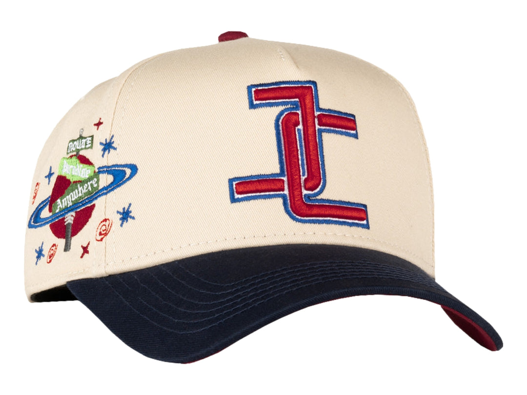 Gorra de béisbol JC HATS en color beige con visera azul marino y logotipo bordado en rojo y azul.