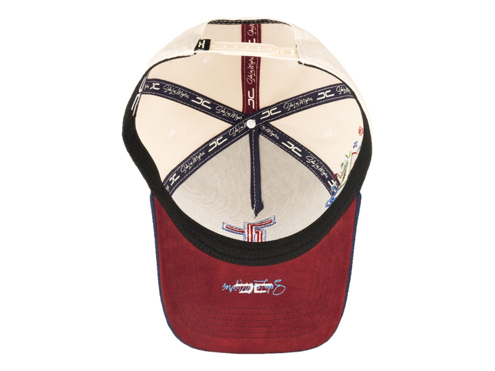 Gorra de béisbol JC HATS en color beige con visera azul marino y logotipo bordado en rojo y azul.