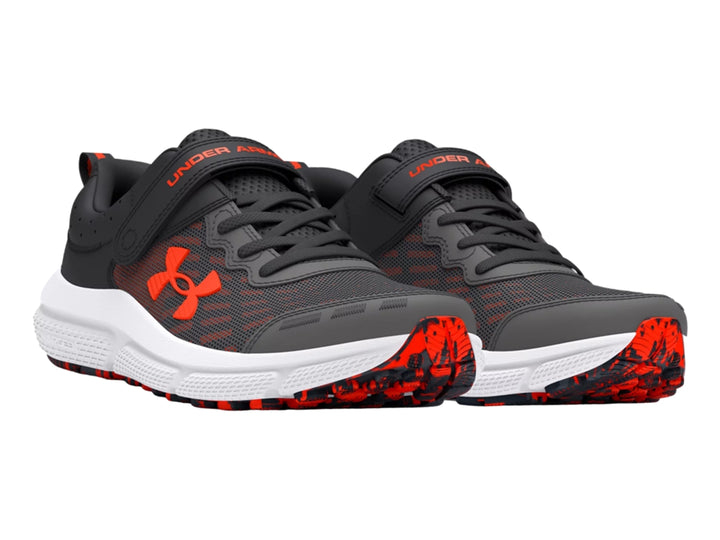 Tenis deportivos Under Armour color gris con detalles en naranja y suela blanca.