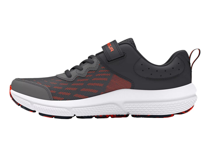 Tenis deportivos Under Armour color gris con detalles en naranja y suela blanca.