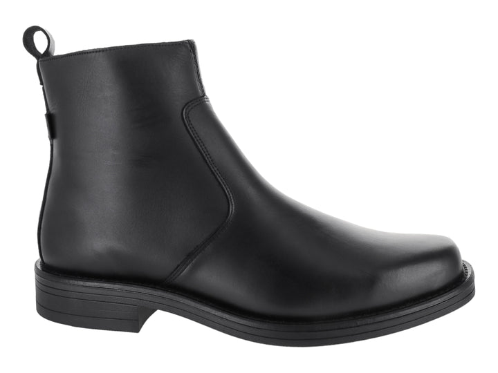 Bota de tobillo color negro de material sintético liso con suela plana.