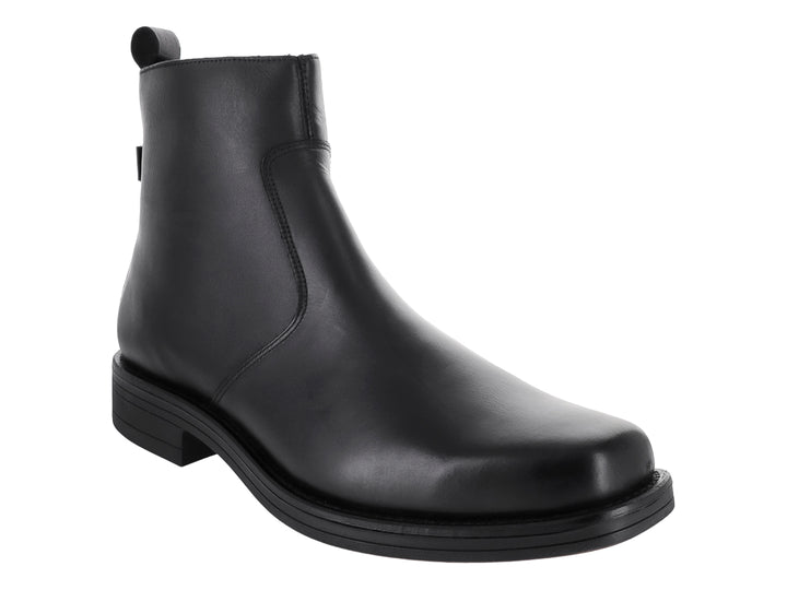 Bota de tobillo color negro de material sintético liso con suela plana.